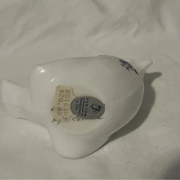 Vintage Fenton milk glass hand painted bird figurine Lilac signed by artist NWT - Picture 4 of 4